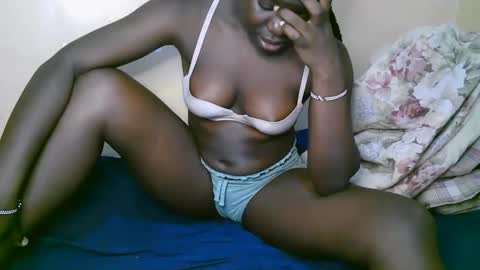 Snapshot of queen_latasha chatting on 5, 12, 2025 queen_latasha online show from 5, 12, 2025