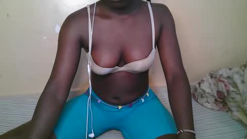 Snapshot of queen_latasha chatting on 18, 12, 2025 queen_latasha online show from 18, 12, 2025