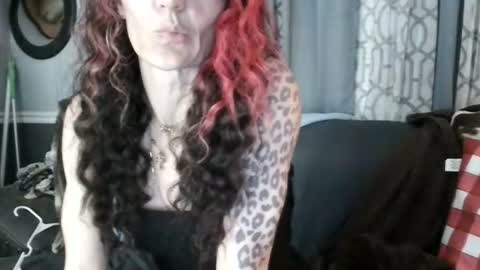 Snapshot of queennjuuicy chatting on 18, 7, 2026 IG Juuicy IGGE Gezzzy online show from 18, 7, 2026