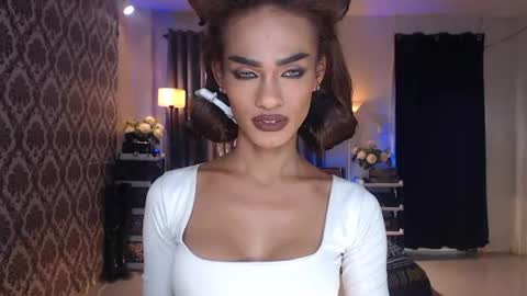 Snapshot of queenvalentinats chatting on 15, 6, 2026 ValentinaMoone online show from 15, 6, 2026