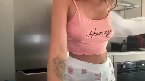 Snapshot of quinnyelena chatting on 25, 6, 2026 Quinnyelena online show from 25, 6, 2026