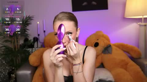 Nova Hollis online show from 3, 12, 2025