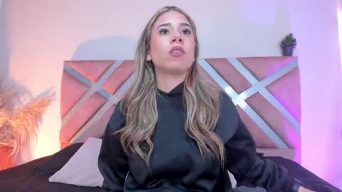 Snapshot of rachell_criss chatting on 27, 5, 2026 Rachell online show from 27, 5, 2026