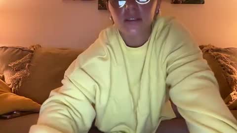 Snapshot of renimoonxo chatting on 2, 7, 2026 renimoonxo online show from 2, 7, 2026