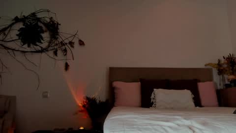 revealyourdarkdesires online show from 4, 4, 2026