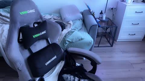   DianaBrite            fansl y online show from 7, 2, 2025