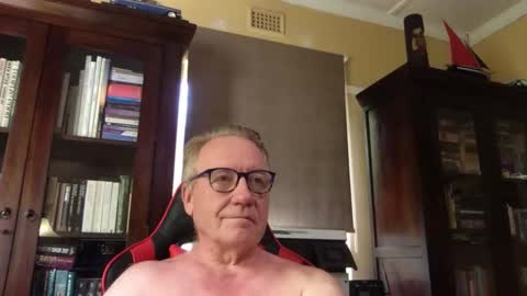 RobertTheRabbit online show from 7, 12, 2024