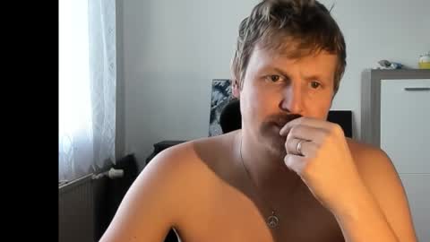 Snapshot of robirt5 chatting on 30, 10, 2025 Bob online show from 30, 10, 2025