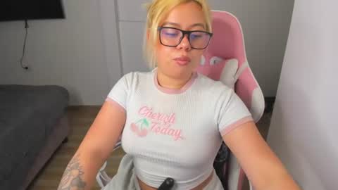 Snapshot of romanof033 chatting on 17, 6, 2026 Val online show from 17, 6, 2026