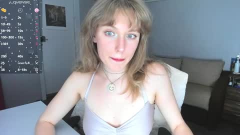 Snapshot of rose_brooks chatting on 19, 5, 2026 Rose but u can call me princess online show from 19, 5, 2026