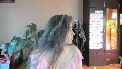 Snapshot of roselina_ chatting on 6, 8, 2026 Rose online show from 6, 8, 2026
