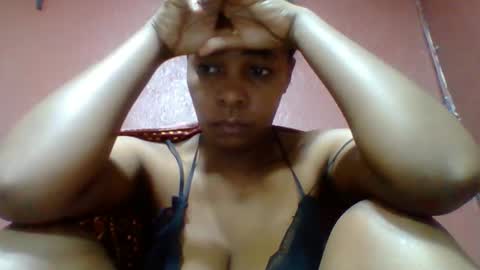 Snapshot of rovaelyah chatting on 7, 5, 2026 rovaelyah online show from 7, 5, 2026