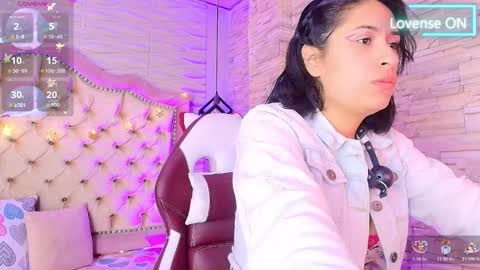 Snapshot of roxanne_han chatting on 14, 12, 2025 roxanne_han online show from 14, 12, 2025