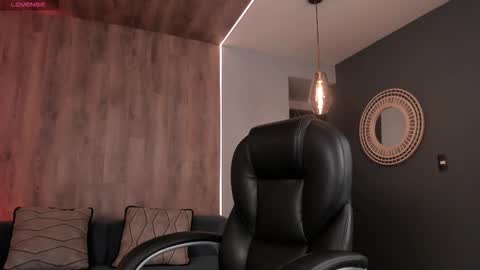 Roxanne Hill  online show from 1, 12, 2025