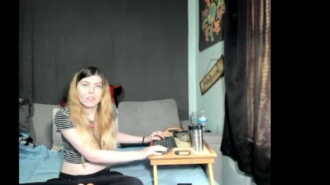 roxihazeleyes online show from 31, 3, 2026