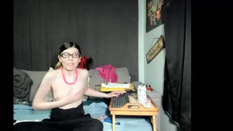 roxihazeleyes online show from 15, 4, 2026