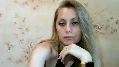 Snapshot of roxyfox18x01 chatting on 17, 6, 2026 roxyfox18x01 online show from 17, 6, 2026
