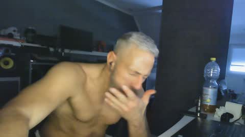 Chico que rico Caliente online show from 10, 1, 2025