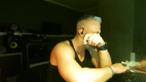 Chico que rico Caliente online show from 15, 10, 2025