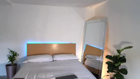 Snapshot of russell_adams_ chatting on 11, 9, 2025 R U S S E L L online show from 11, 9, 2025