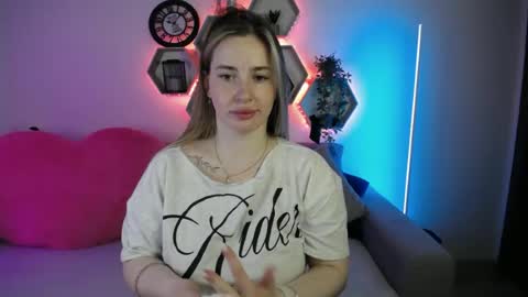 Snapshot of sabrinviolet chatting on 19, 6, 2026 Sabrina Violet online show from 19, 6, 2026