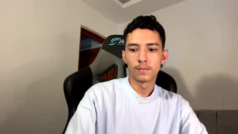 santi_twink19 online show from 7, 1, 2025