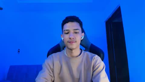 santi_twink19 online show from 7, 2, 2025