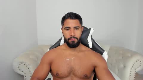 santiago_huntt online show from 6, 1, 2026