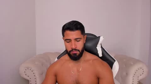 santiago_huntt online show from 9, 1, 2026