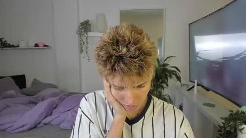 Snapshot of santy_kitty chatting on 28, 10, 2025 kitty online show from 28, 10, 2025