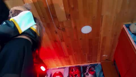 sara_buck online show from 15, 4, 2026