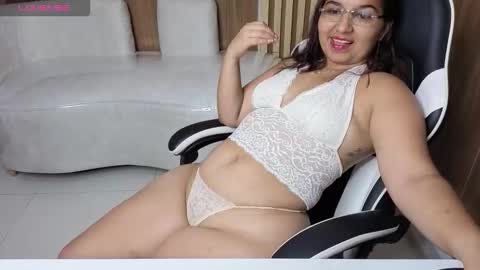 Snapshot of saraah_tx chatting on 3, 10, 2025 Online 800 to 1400 online show from 3, 10, 2025