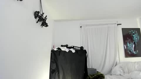 Sara Desire online show from 2, 1, 2025