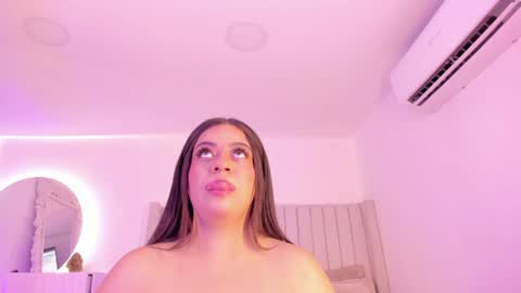 Sarah Bonneth online show from 2, 2, 2025