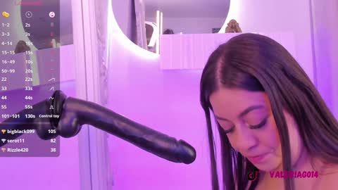 Sarah Bonneth online show from 3, 2, 2025