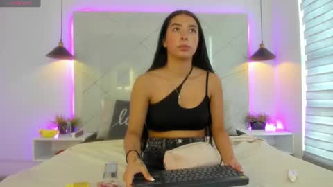 sarah_collens_ online show from 17, 7, 2026