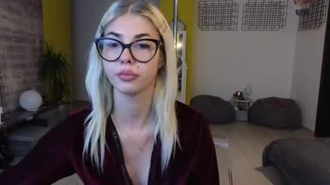 sarahcamsx online show from 17, 6, 2026