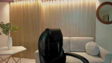 Sarah  independent model online show from 1, 4, 2026