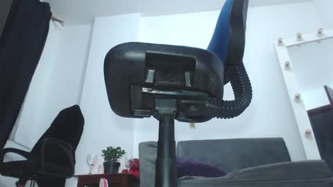 Saraloves online show from 15, 12, 2025