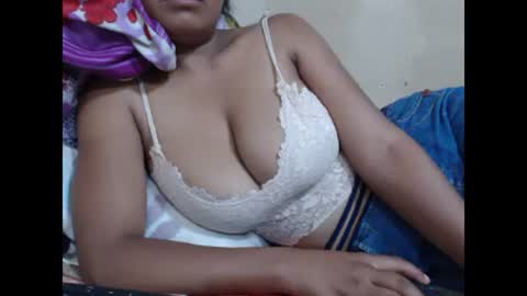 Snapshot of saronette chatting on 8, 1, 2025 saronette online show from 8, 1, 2025