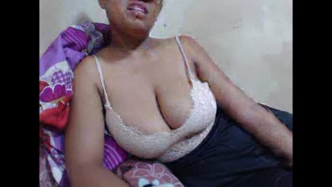 Snapshot of saronette chatting on 10, 1, 2025 saronette online show from 10, 1, 2025