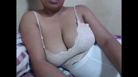 Snapshot of saronette chatting on 19, 2, 2025 saronette online show from 19, 2, 2025