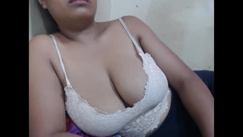 Snapshot of saronette chatting on 20, 2, 2025 saronette online show from 20, 2, 2025