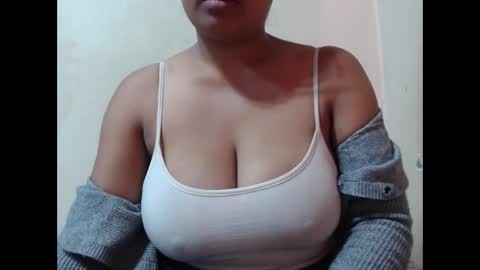 Snapshot of saronette chatting on 14, 10, 2025 saronette online show from 14, 10, 2025