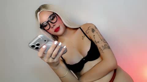 Tiffanie online show from 11, 11, 2025