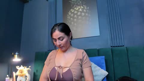 Scarlet Edwars online show from 5, 2, 2026