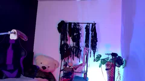scarlet_gold online show from 8, 7, 2026