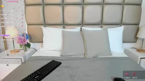 Snapshot of scarlethroa chatting on 8, 11, 2025 scarlethroa online show from 8, 11, 2025