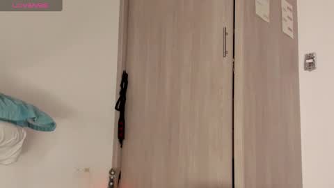 Snapshot of scarlett_diamond chatting on 12, 2, 2025 Scarlett Thumb up please help me 100 its important online show from 12, 2, 2025