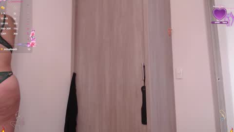 Snapshot of scarlett_diamond chatting on 30, 9, 2025 Scarlett Thumb up please help me 100 its important online show from 30, 9, 2025